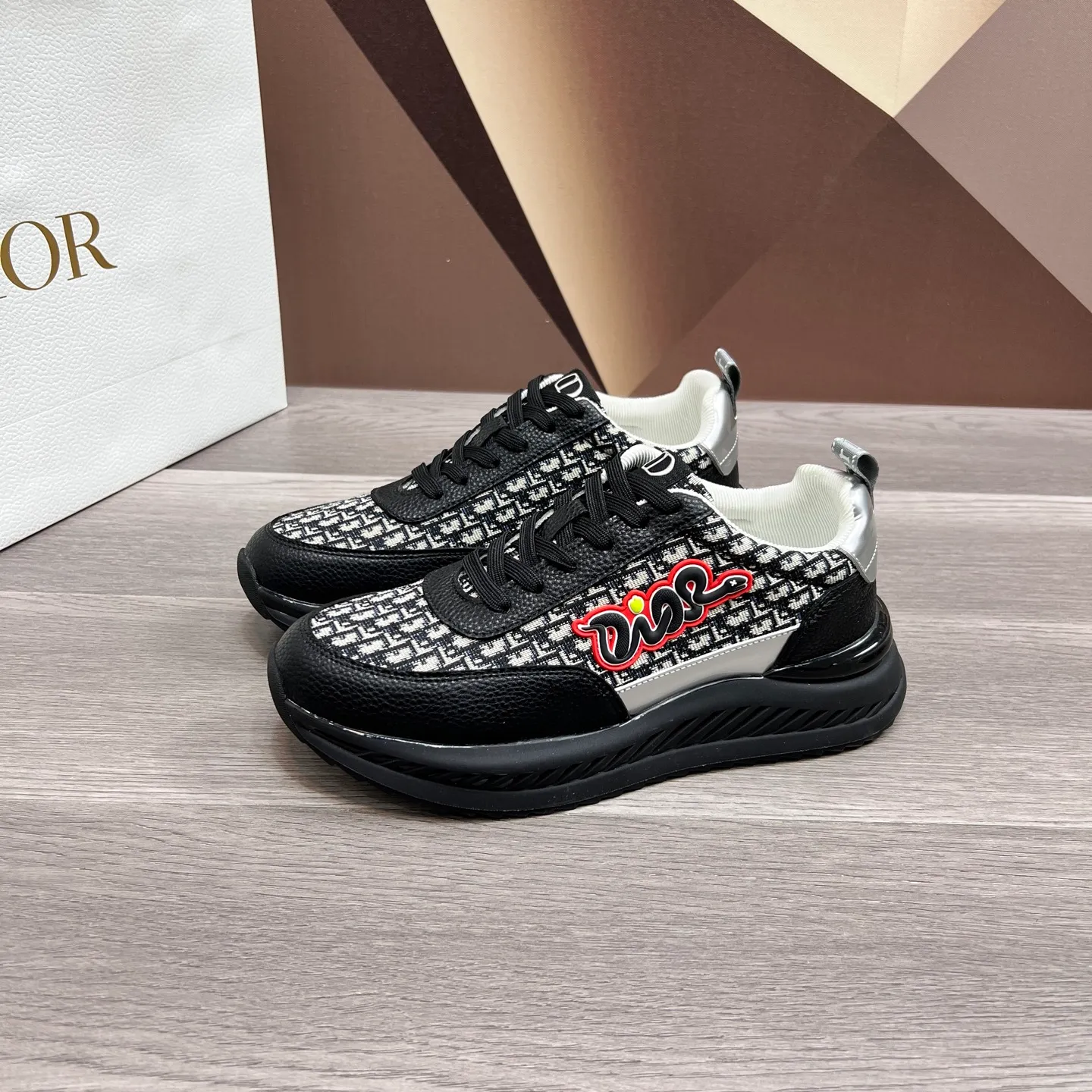 Factory price: 438💰Dior original quality.~ Unique modern style sneakers. 🏃A must-have casual shoe for trendy men😍😍 Imported cowhide fabric, sheepskin foot pads (refuse to discolor and grind feet) soles: Original soles specially provided by the original factory, French lazy style design ⚠️Fit to the feet, original quality, super comfortable original soles. It’s like shooting the real thing🎬The real thing is better, high-quality sneakers, men’s shoe size: 38-44 (45 and 46 can be customized)